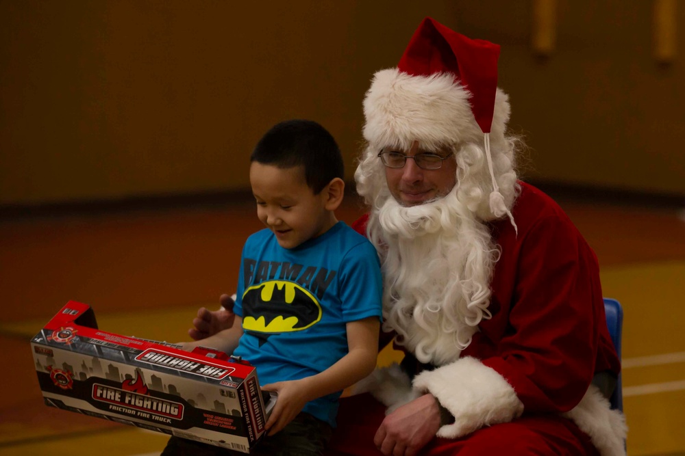 US Marines deliver Christmas by snowmobile to remote Alaskan towns