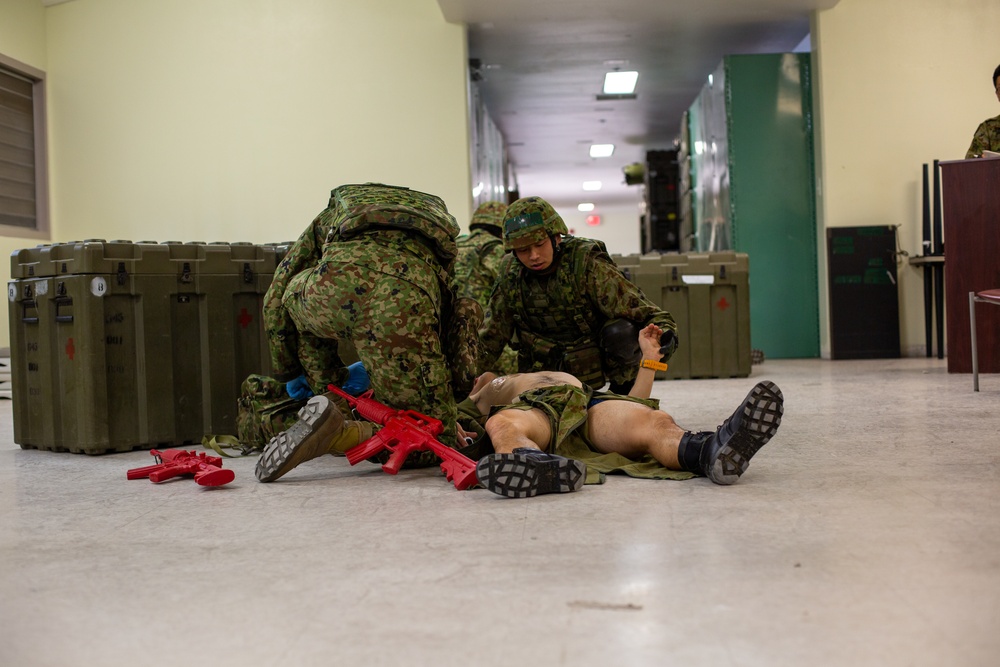 Iron Fist 2020: Japanese Ground Self Defense Force soldiers demonstrate combat medical care procedures to U.S. Sailors.