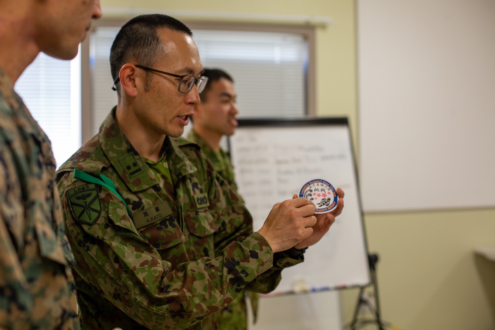 Iron Fist 2020: Japanese Ground Self Defense Force soldiers demonstrate combat medical care procedures to U.S. Sailors.