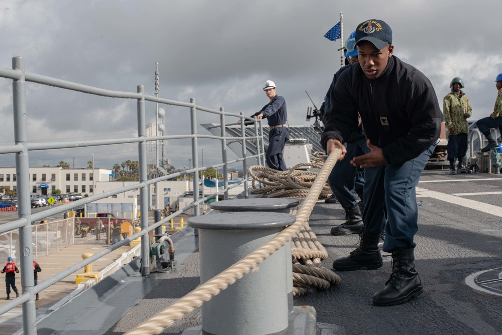 USS BUNKER HILL (CG 52)