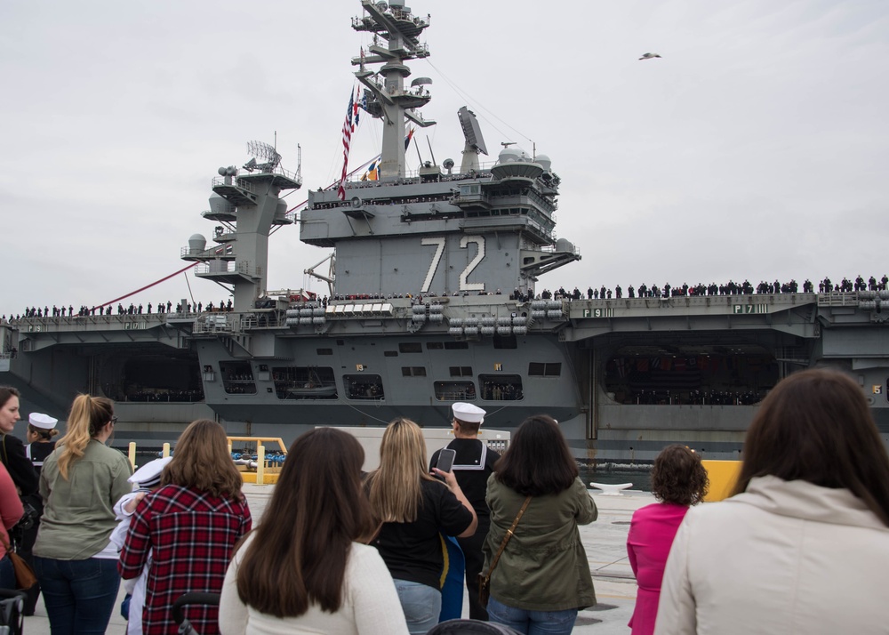 USS ABRAHAM LINCOLN RETURNS FROM DEPLOYMENT