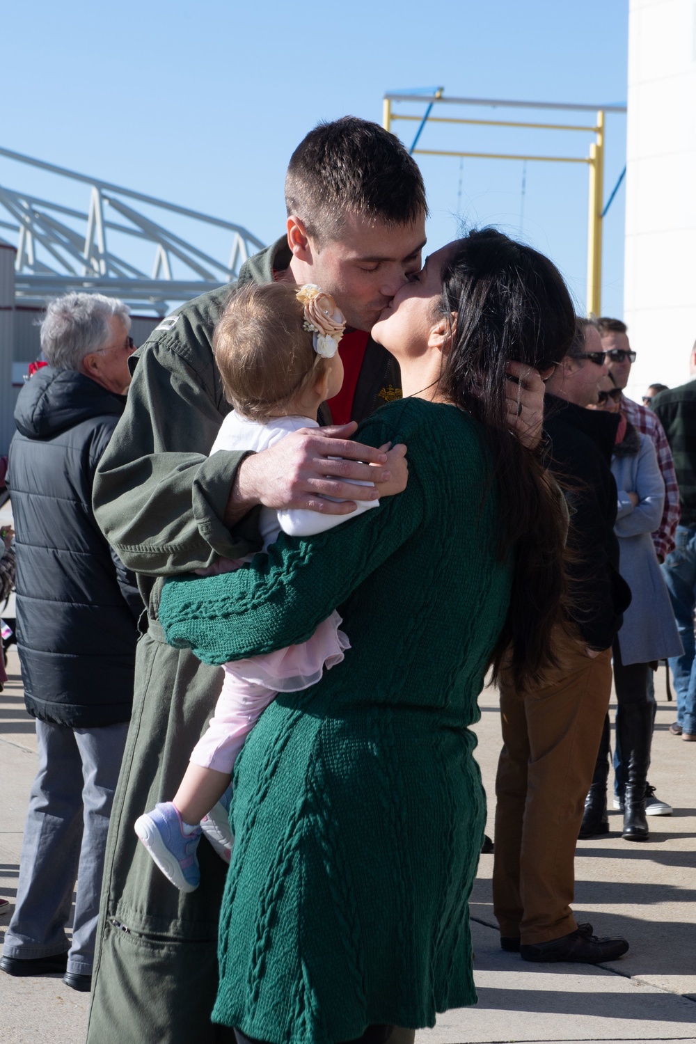 Family and friends welcome the return of Airborne Early Warning Squadron (VAW) 121