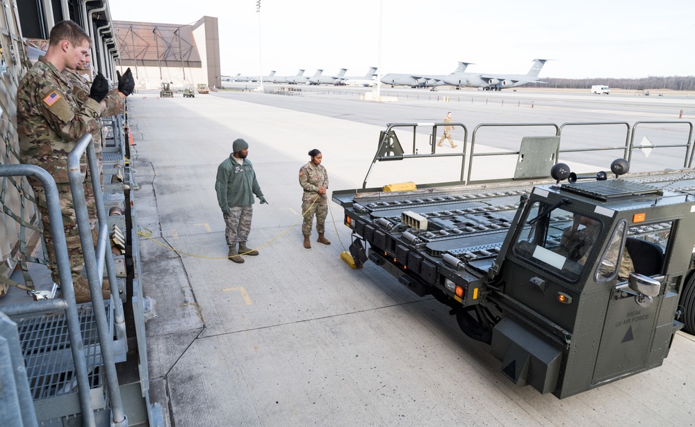 Dover AFB Port Dawgs train 622nd MCT soldiers in joint venture