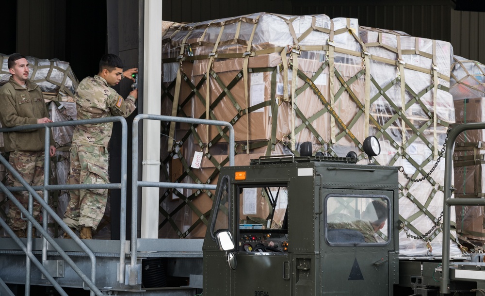 Dover AFB Port Dawgs train 622nd MCT soldiers in joint venture