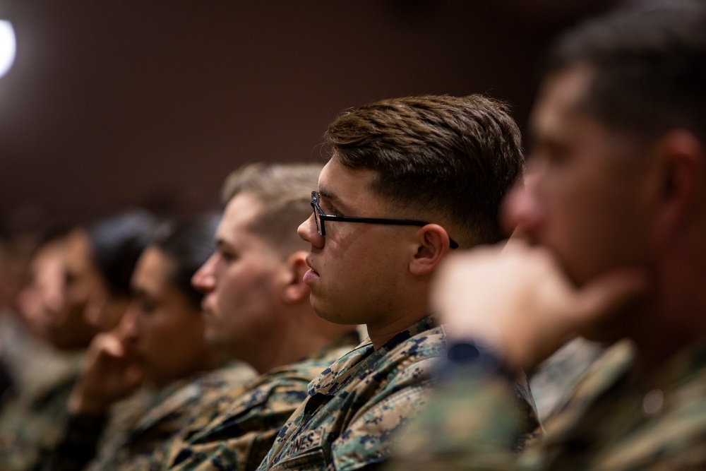 Simon Sinek speaks to I MIG Marines