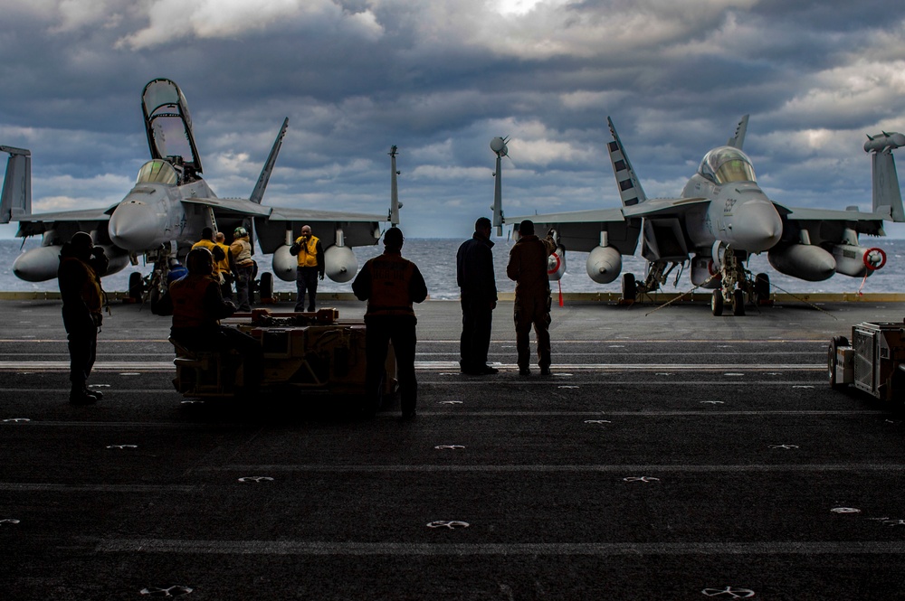 Sailors prepare an F/A-18F Super Hornet and E/A-18G Growler