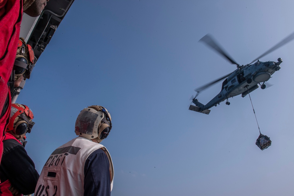 USS Shiloh conducts VERTREP