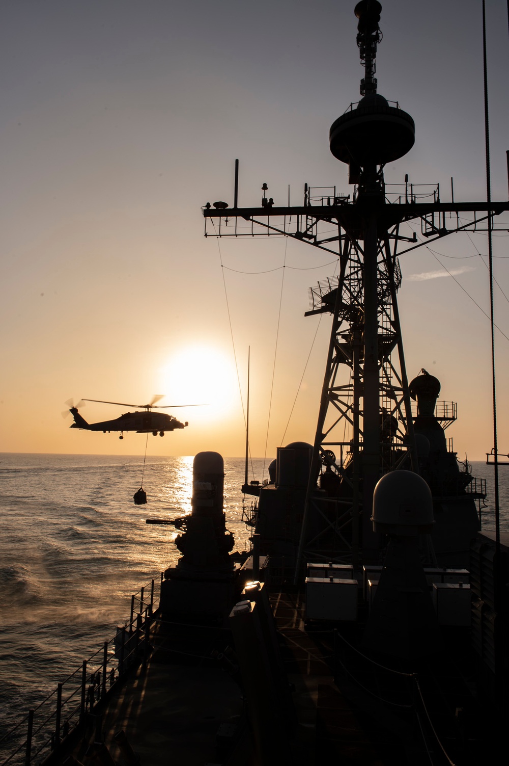 USS Shiloh conducts VERTREP