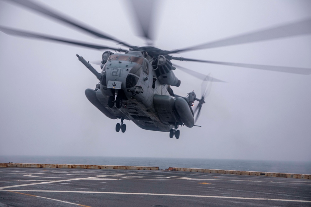 CH-53E lands on New York's flight deck