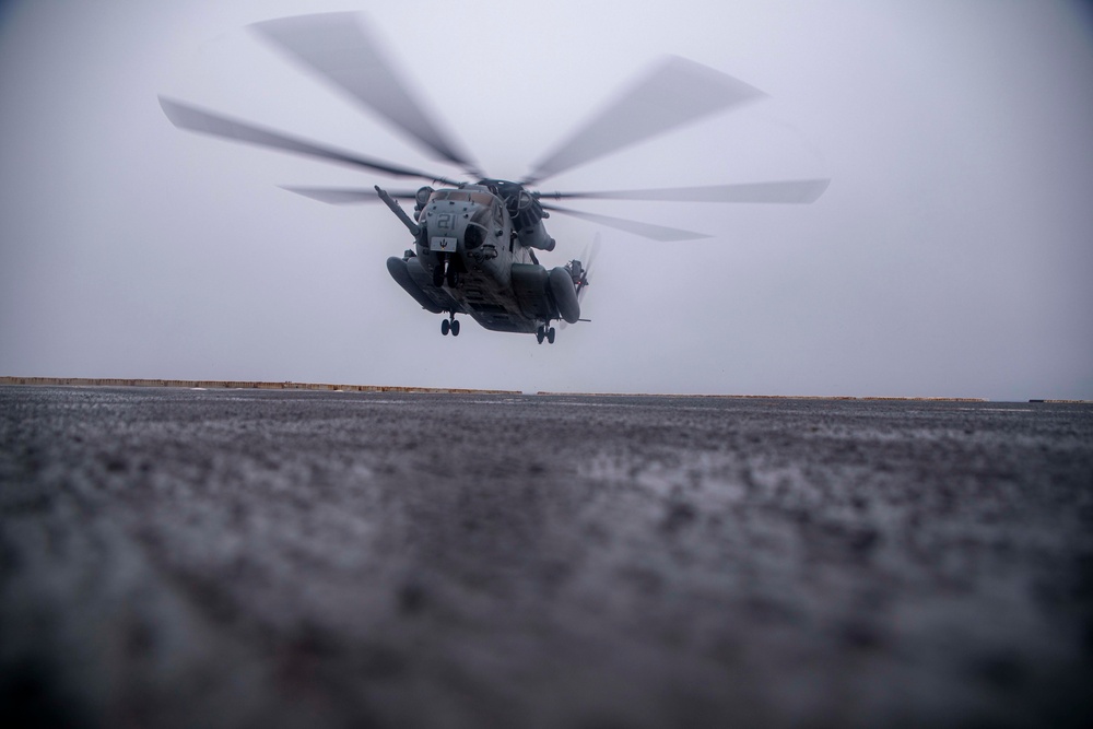 CH-53E lands on New Yorks flight deck