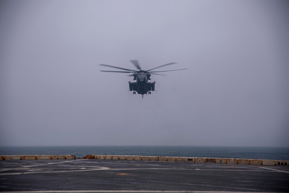 CH-53E lands on New York's flight deck