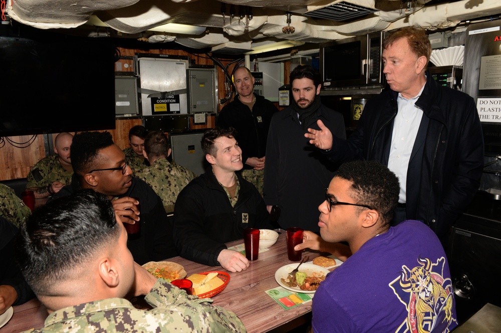 Connecticut Governor talks with Sailors