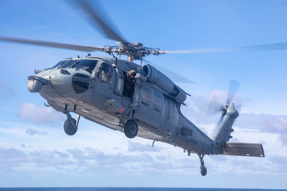 CH-53E lands on New Yorks flight deck