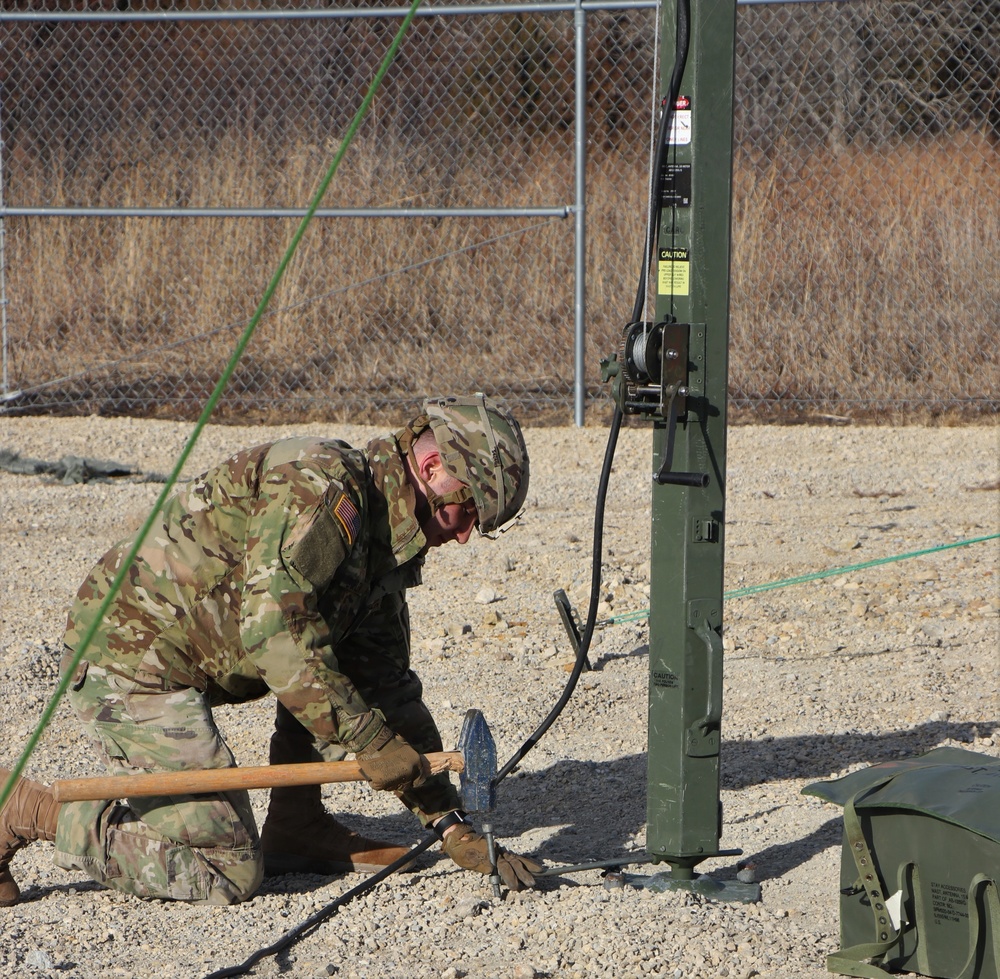 Signal Soldiers from the “Durable” Brigade conduct a COMEX