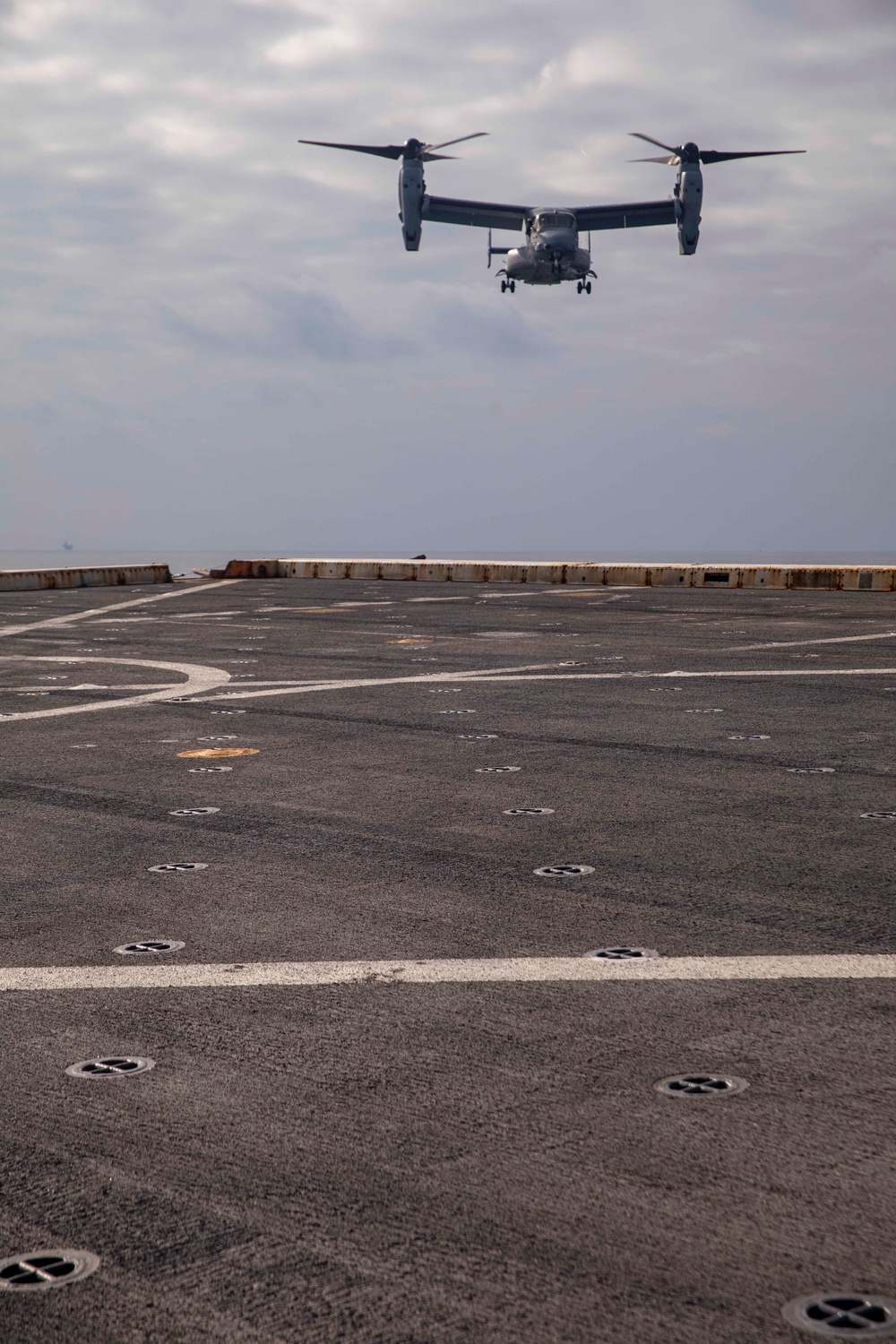 Osprey lands on New York flight deck