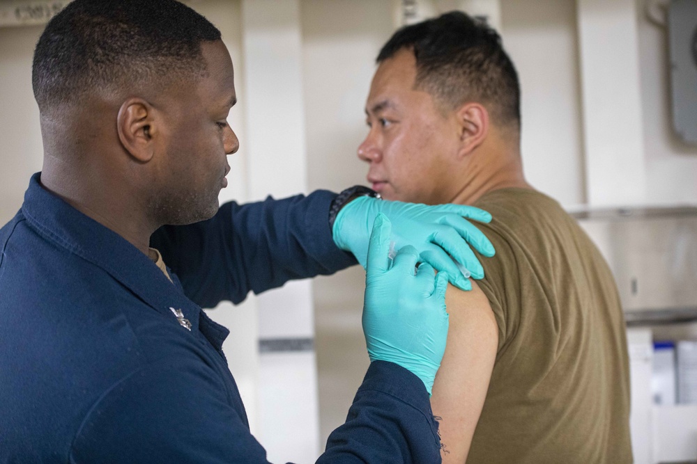 Corpsman give Sailor vaccine