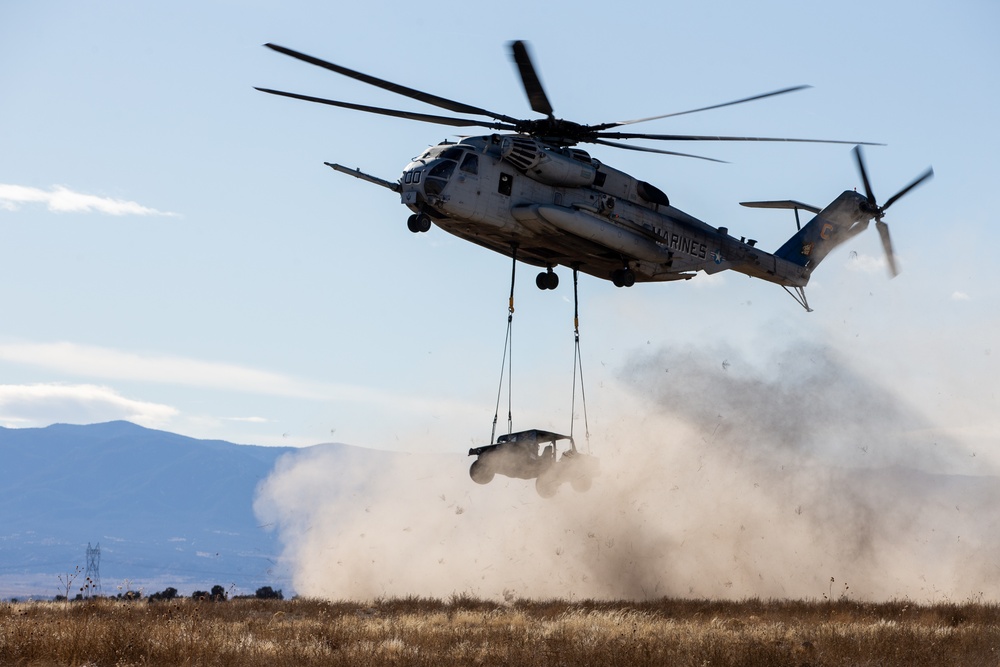 HMH-461 Marines transport Humvees with CH-53E Super Stallion helicopters