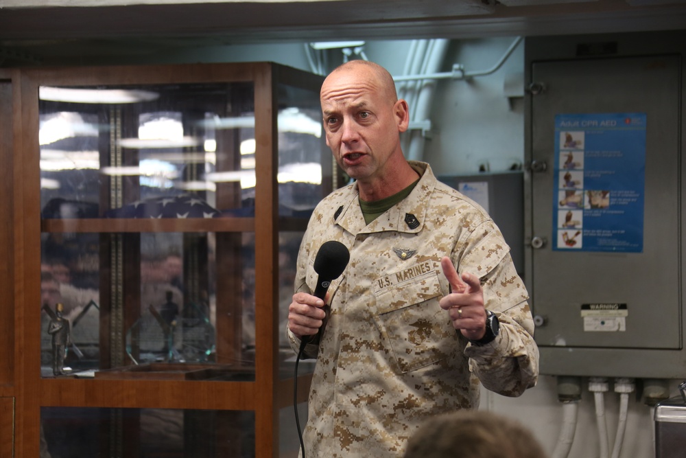 Lt. Gen. Mundy visits USS Bataan