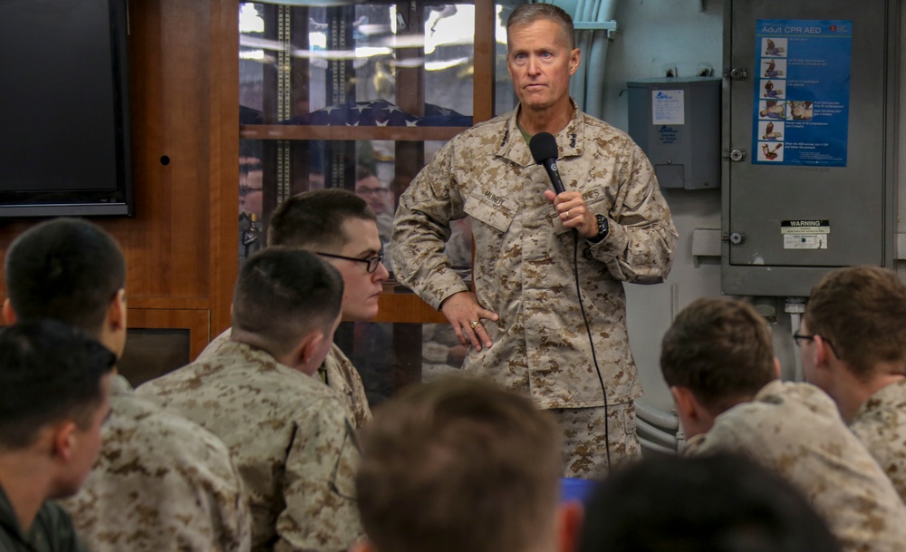 Lt. Gen. Mundy visits USS Bataan