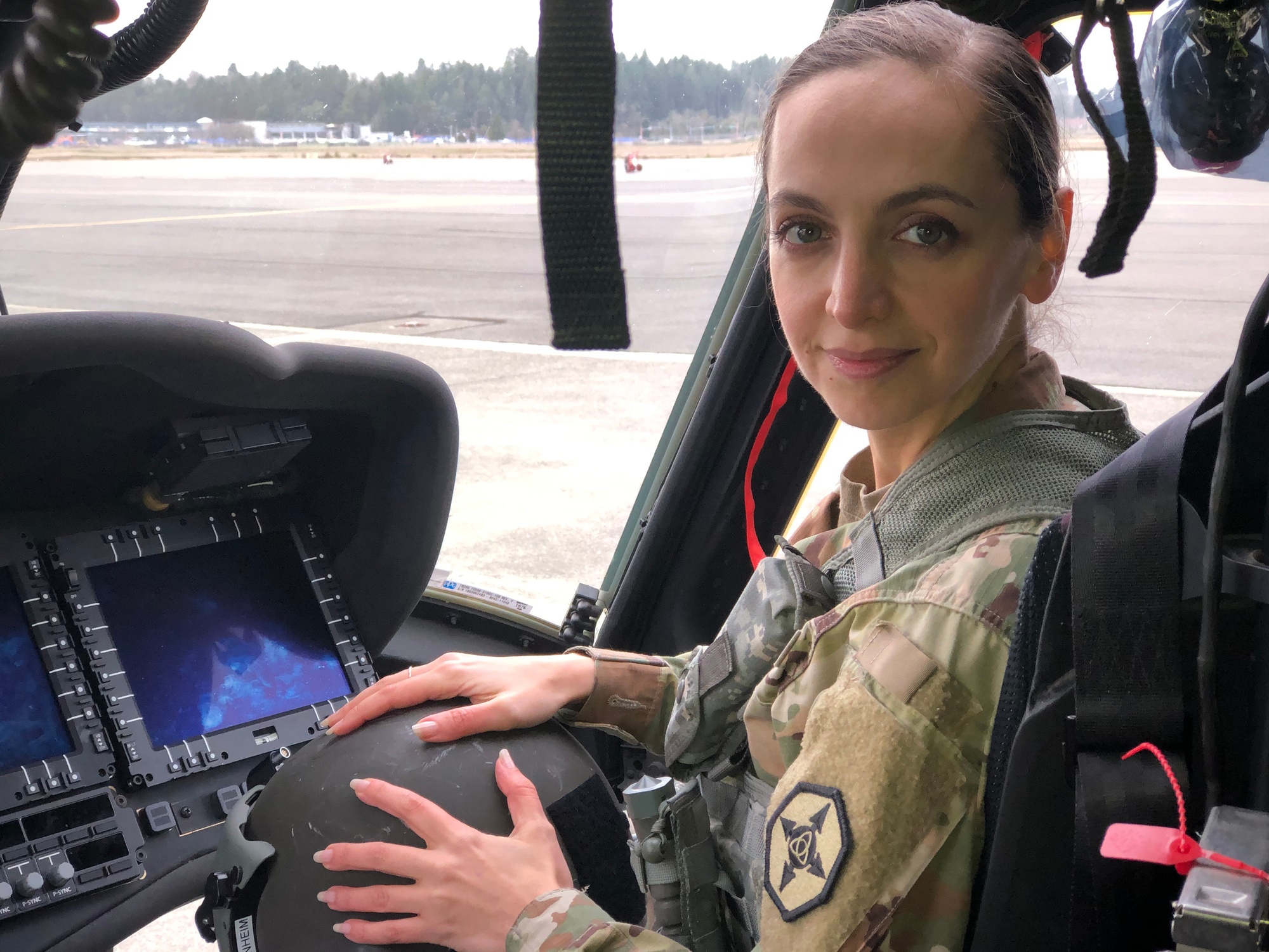 Images - From the desert to the cockpit: Army Reserve aviator shares her  story [Image 2 of 6] - DVIDS