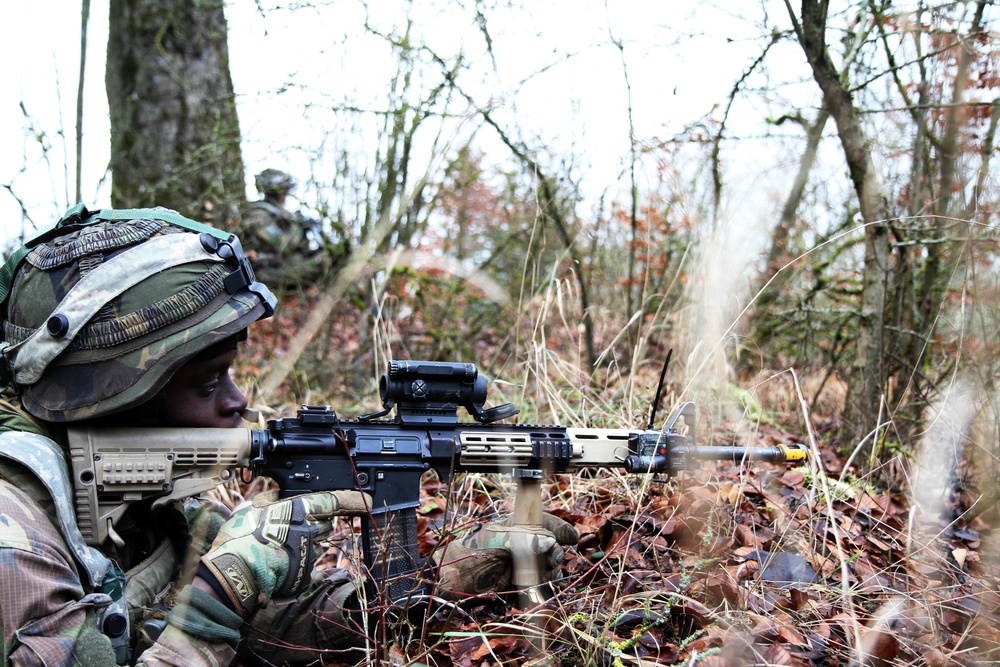 Dutch Soldiers prepare for Combined Resolve XIII excerise