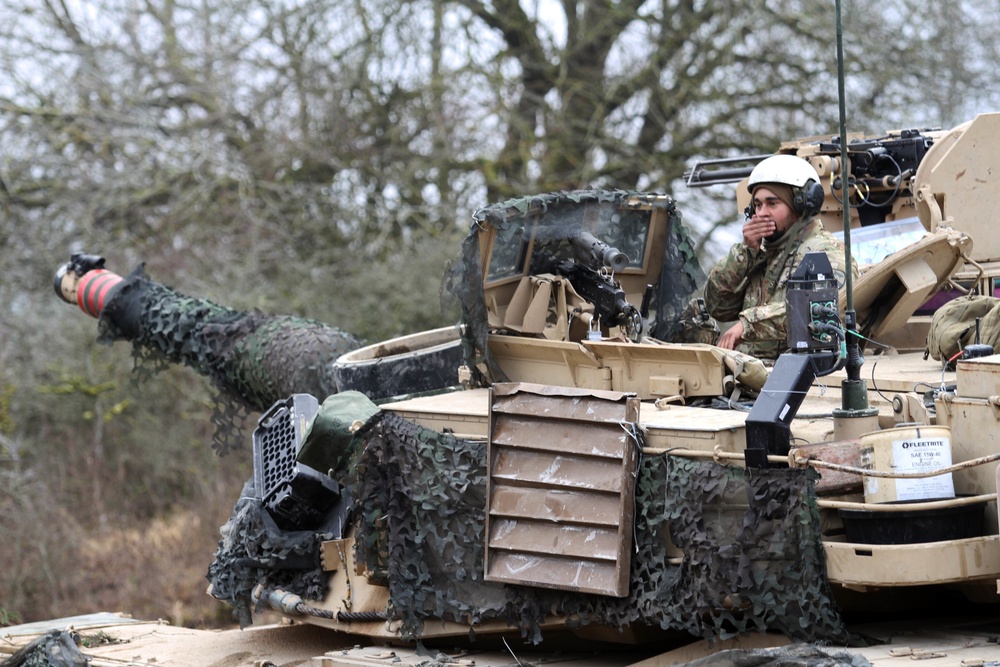 US Soldier confirms tank position during Combined Resolve XIII