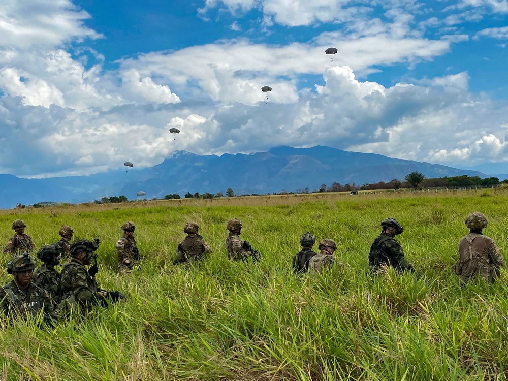 82nd Paratroopers train alongside Colombian partners during Airborne Operation