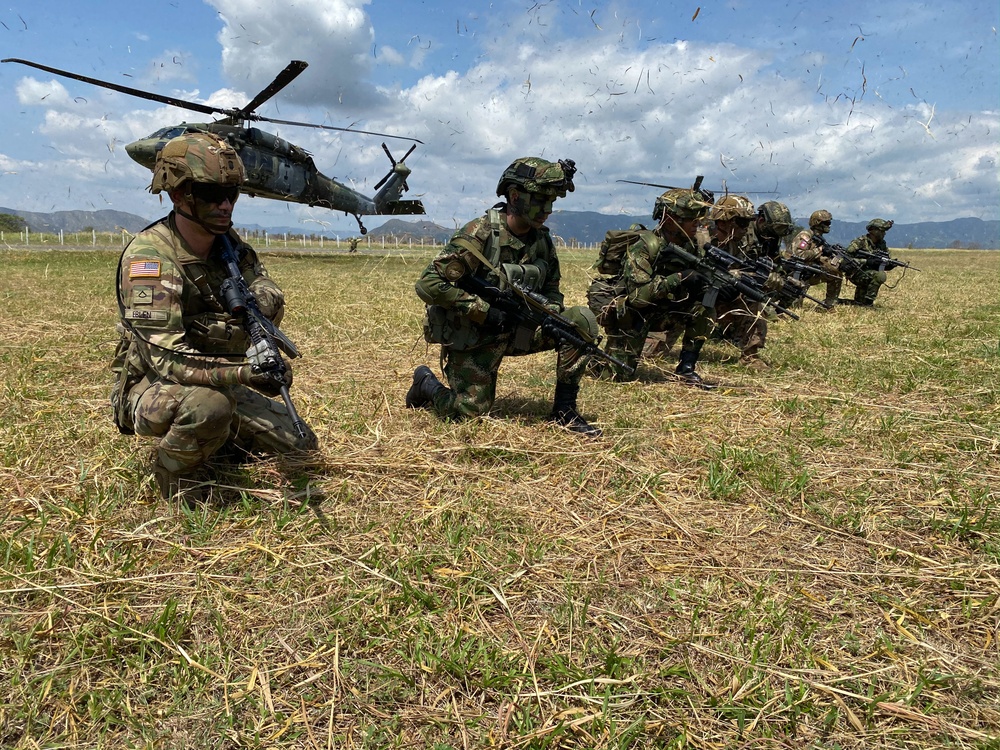 82nd Paratroopers train alongside Colombian partners during Airborne Operation