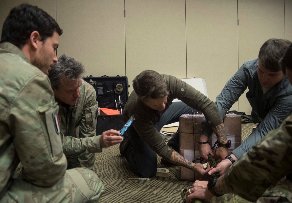 Combat Aviation Advisors teach French Air Force members at Emerald Warrior 20-1