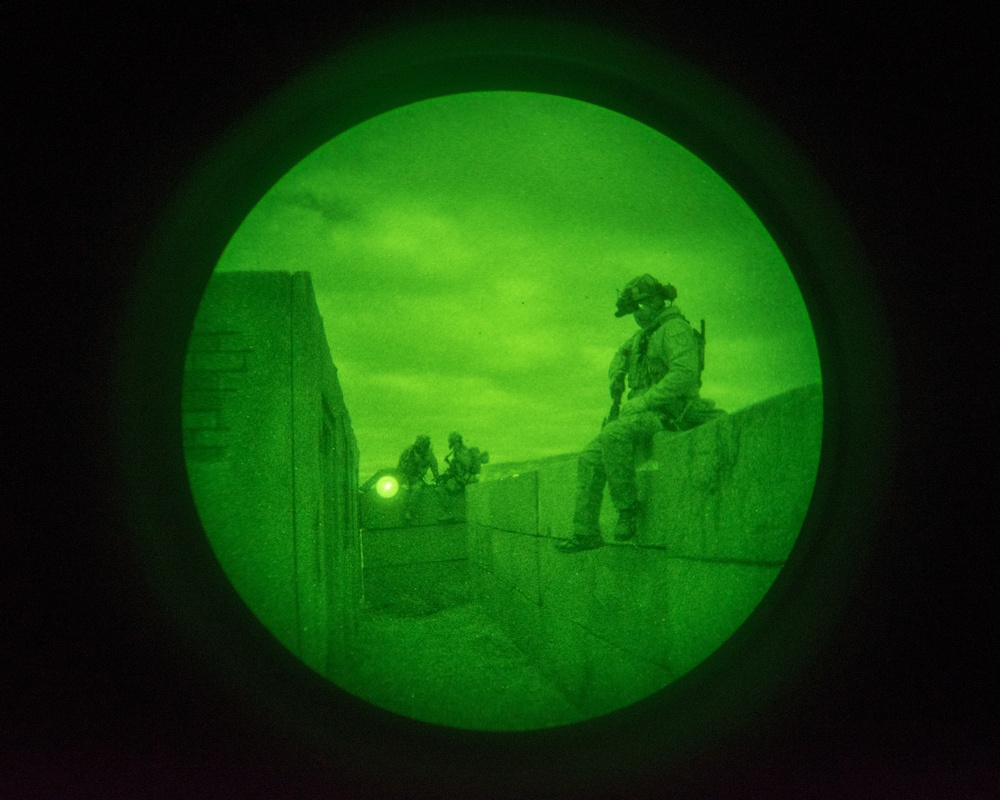 DVIDS - Images - EOD Trains in the Dark [Image 3 of 5]