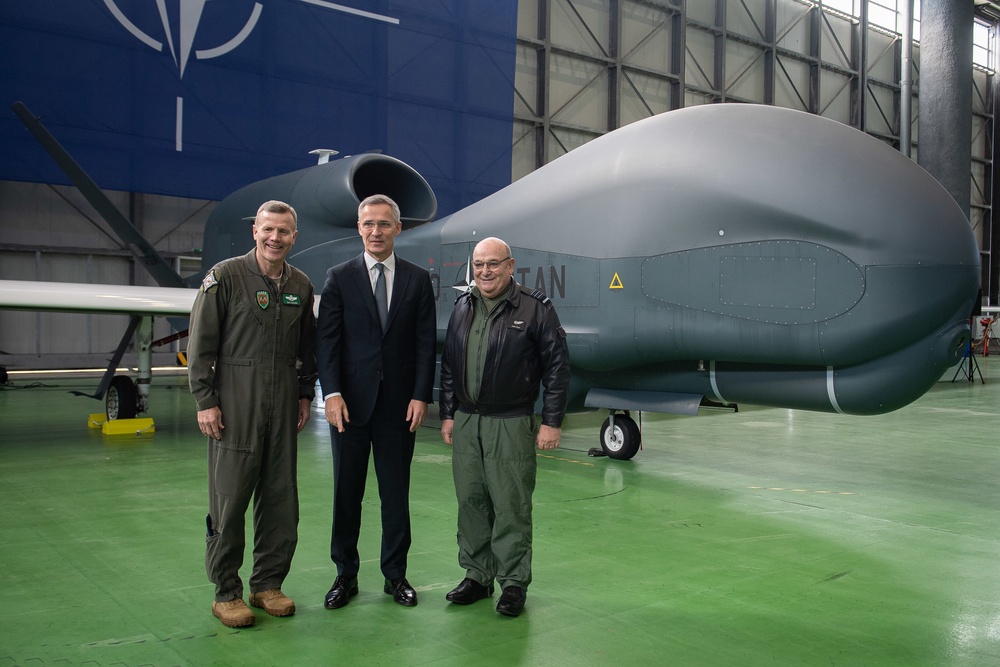Supreme Allied Commander Europe visits Alliance Ground Surveillance aircraft in Italy