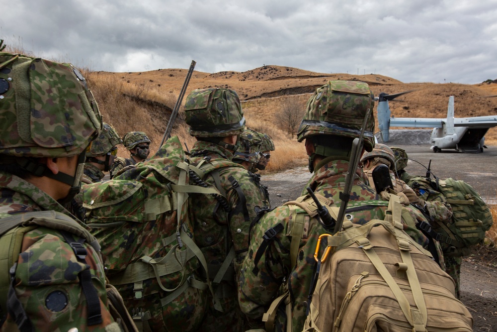 U.S. Marines, Japan Ground Self-Defense Force Conduct Vertical Assault training during Exercise Forest Light Western Army