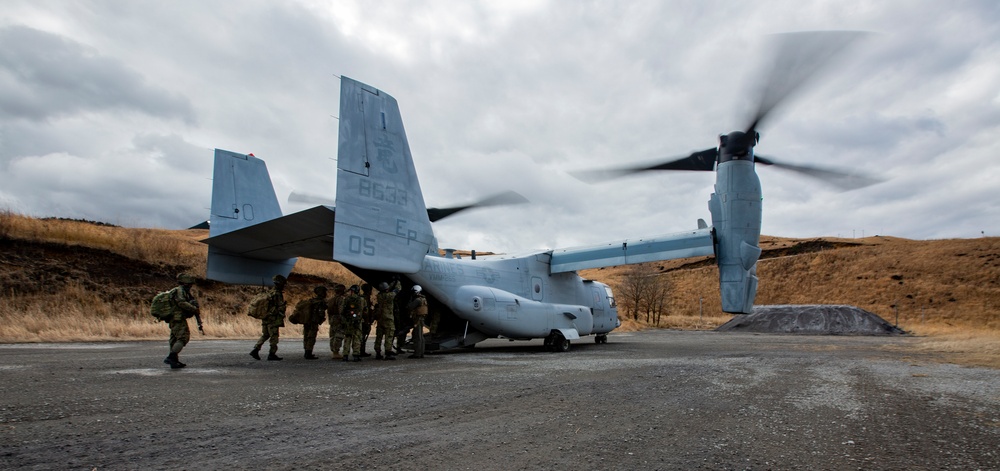 U.S. Marines, Japan Ground Self-Defense Force Conduct Vertical Assault training during Exercise Forest Light Western Army