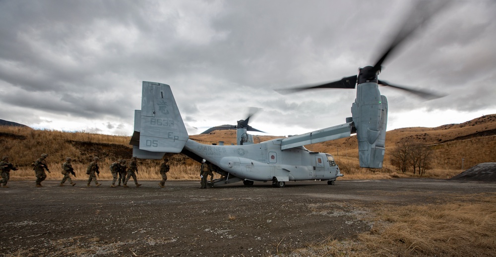 U.S. Marines, Japan Ground Self-Defense Force Conduct Vertical Assault training during Exercise Forest Light Western Army