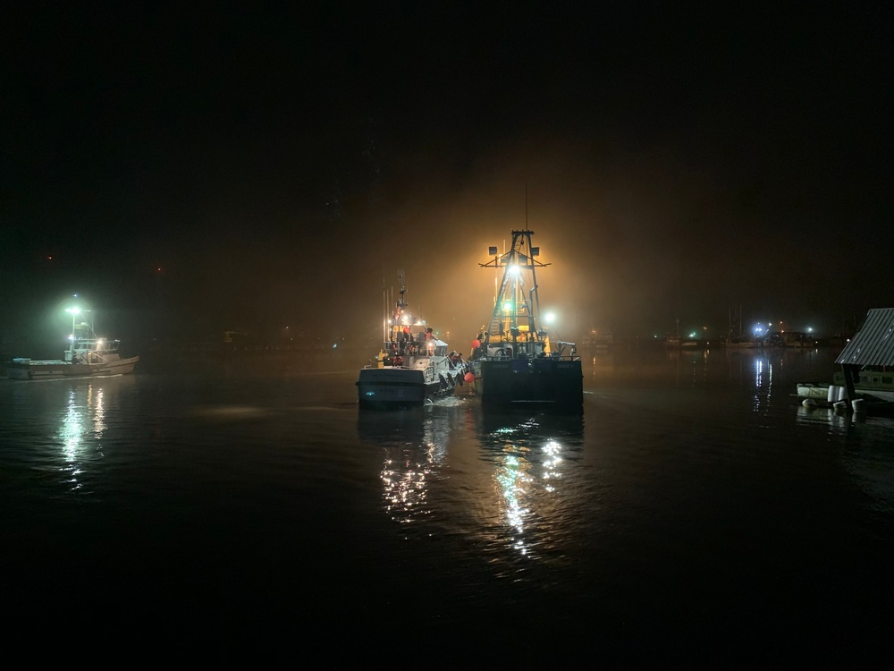 Station Cape Disappointment tows commercial fishing vessel