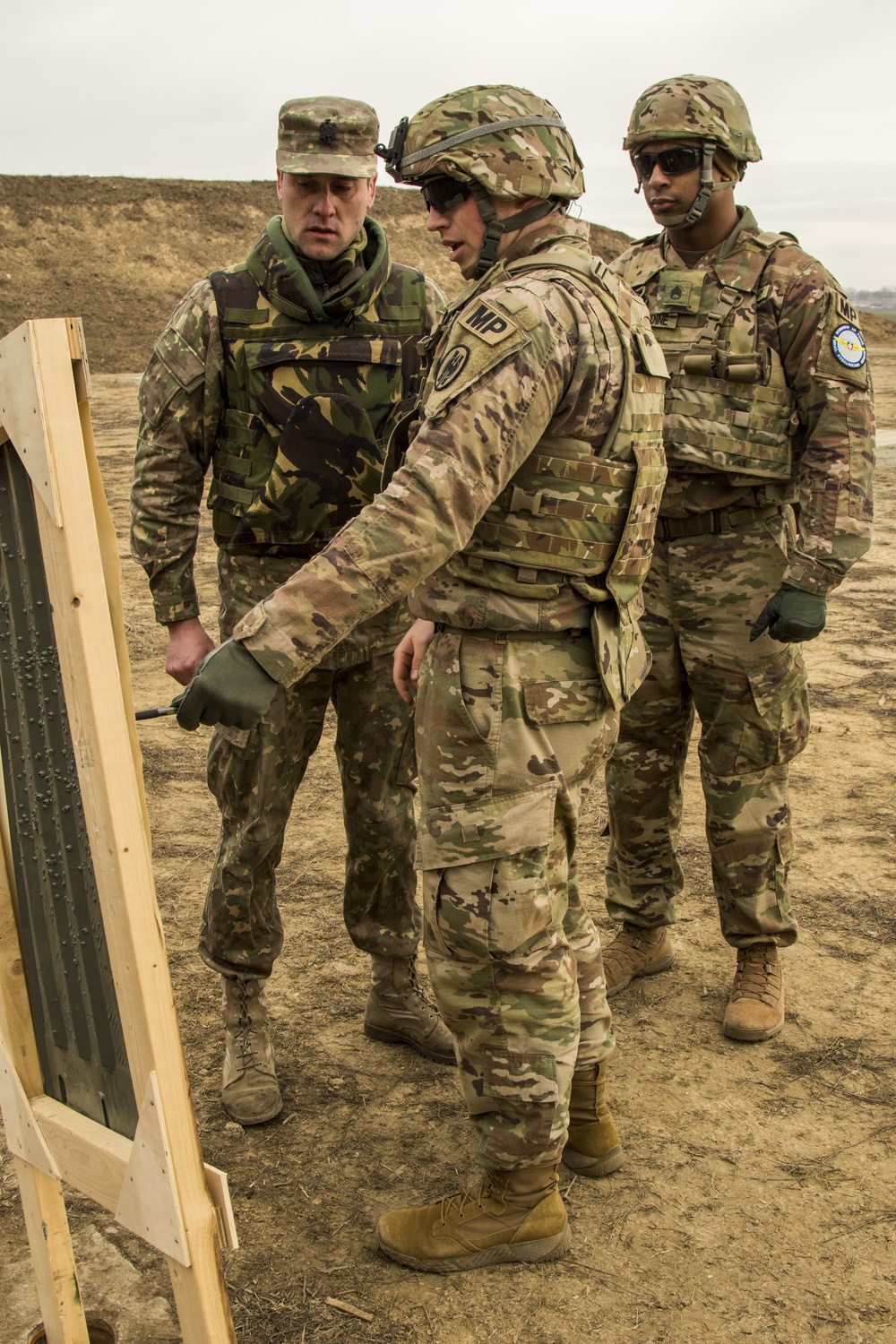 Soldiers with the 382nd Military Police Detachment and Romanian armed forces train together