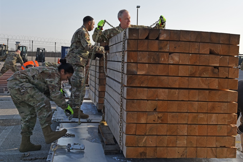 USAF Expeditionary Center leadership visits 724th AMS