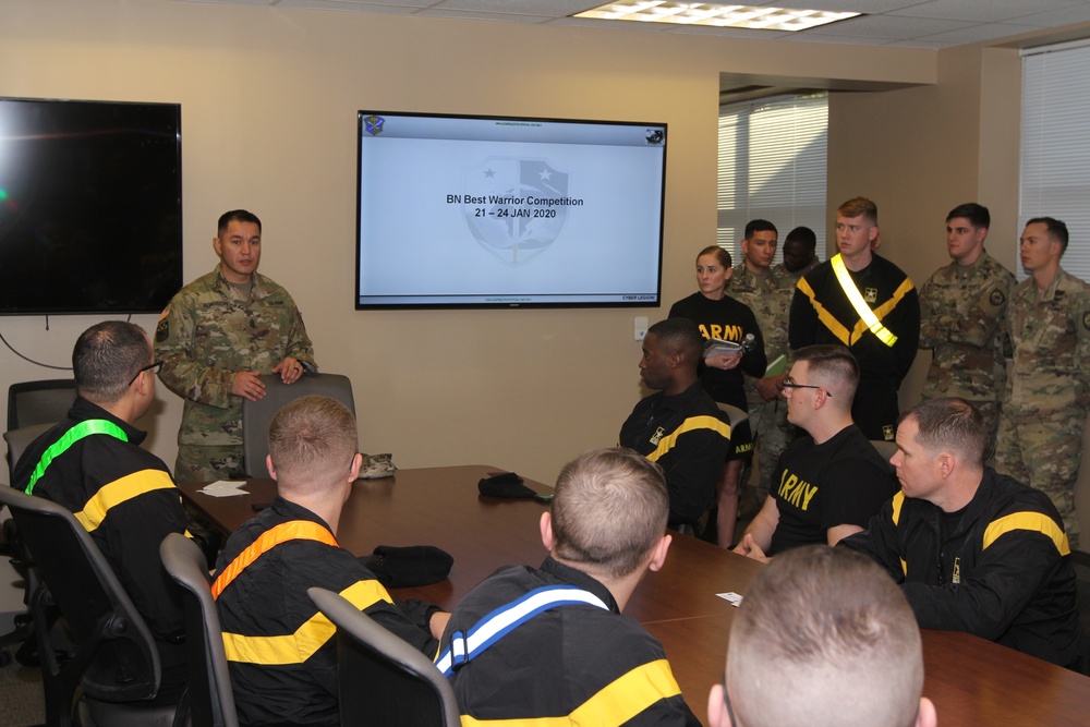 CSM Adkison briefs Soldiers competing in the 782d MI BN BWC