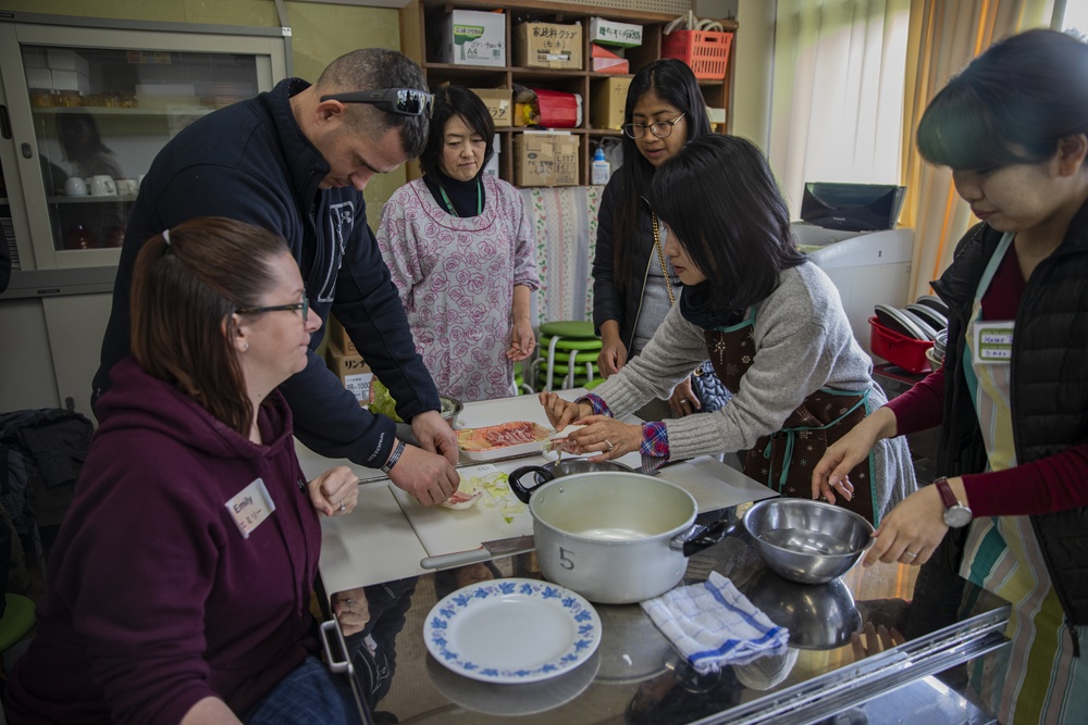 MCAS Iwakuni residents stir together a relationship