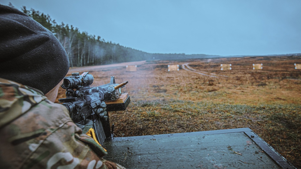 3/2CR Soldiers complete weapon qualification training during eFP