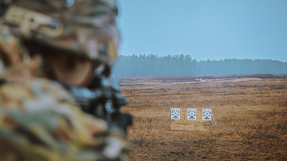 3/2CR Soldiers complete weapon qualification training during eFP