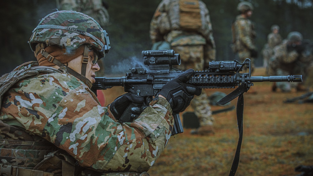 3/2CR Soldiers complete weapon qualification training during eFP