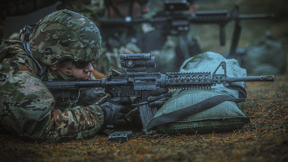 3/2CR Soldiers complete weapon qualification training during eFP