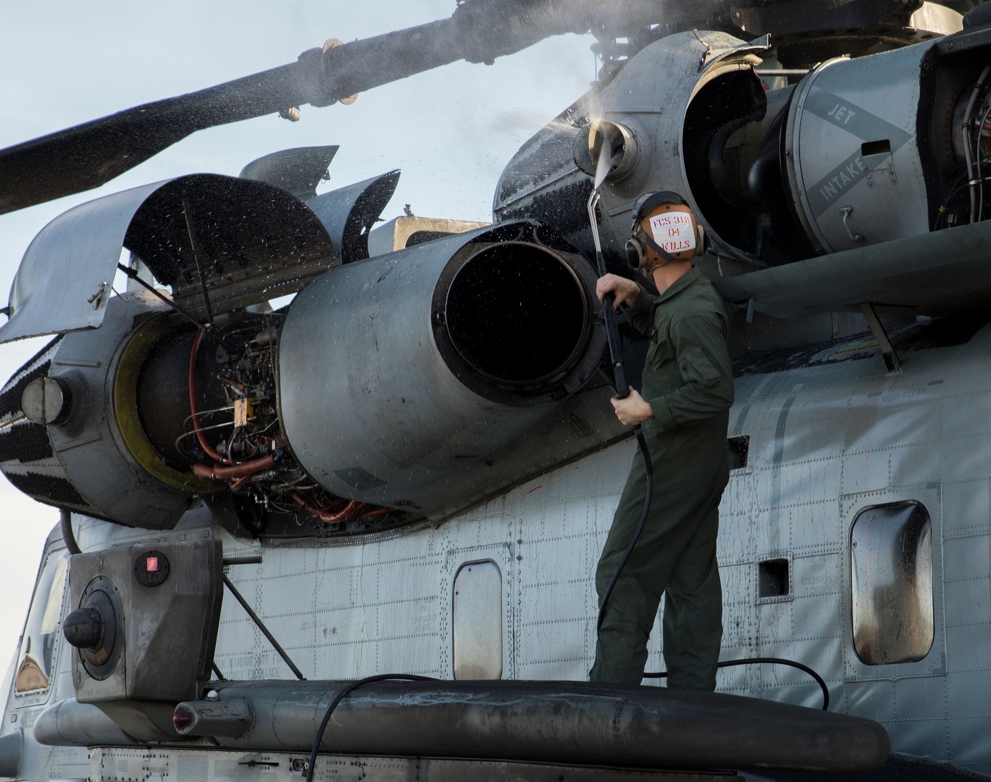DVIDS - Images - HMH-464 performs maintenance on CH-53E Super
