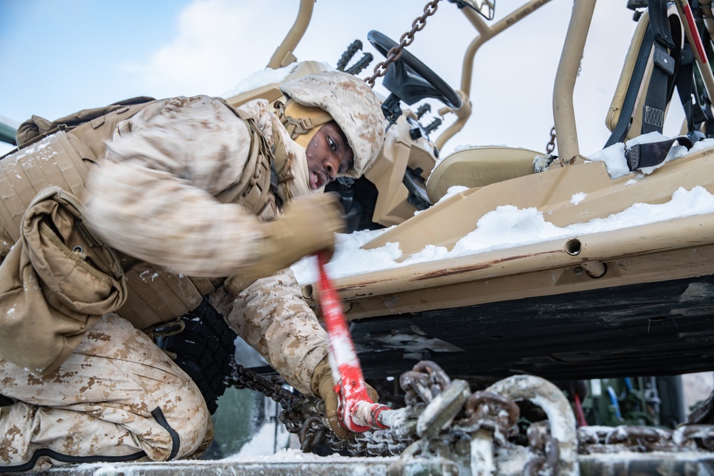 Recover! | U.S. Marines with CLB-4 conduct convoy, recovery operations during exercise Northern Viper