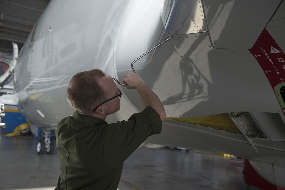 AM2 Murphy Removes P-8A Panels during SMI