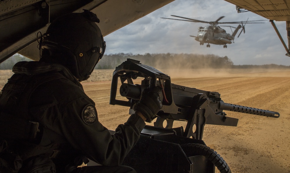 HMH-464 performs flight training at Hunter Army Airfield