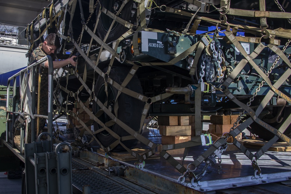 VMFA-224 arrives to MCBH in support of HMLA-367 FACA training