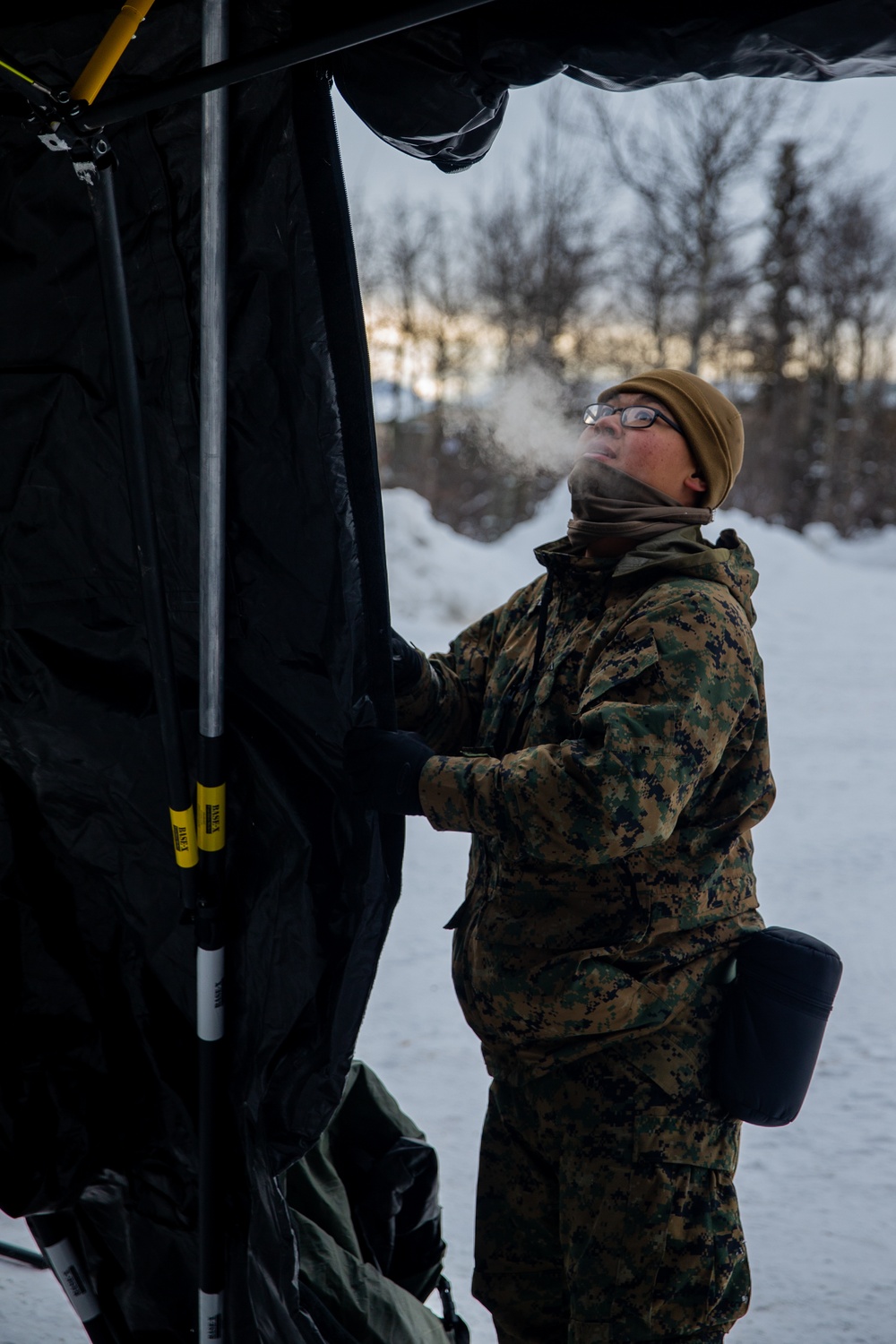 2nd LAAD Marines set up tents