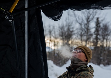 2nd LAAD Marines set up tents